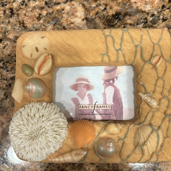 Frame embellished seashells and fishnet - Picture 2 of 3